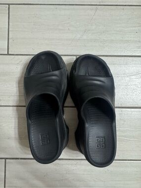 Givenchy Women’s Black Platform Rubber Slides 4-inch